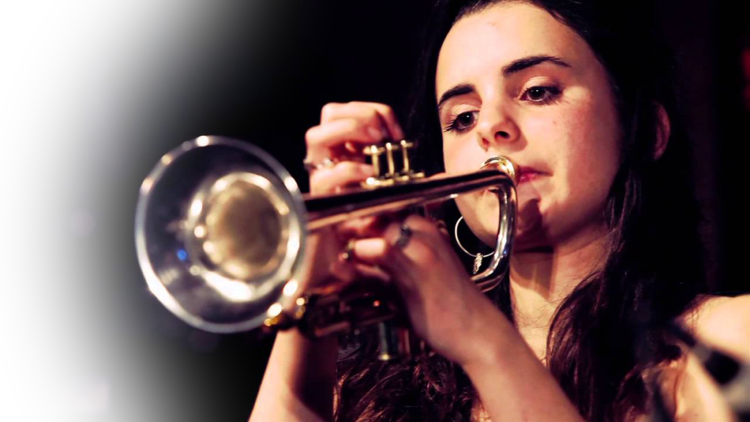 Andrea Motis playing trumpet